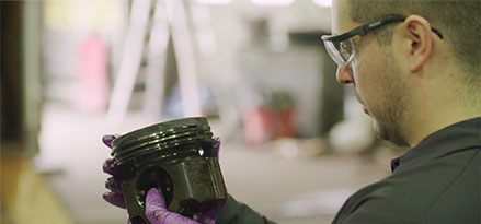 Un technicien examine un élément d’une pièce de camion