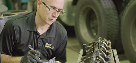 Un technicien travaillant sur un camion dans un garage