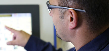 Mobil technician pointing to a screen