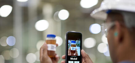 Mobil customer using the MLA app